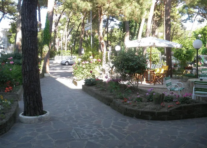 B&B Promenade Hotel Simple Con Piscina